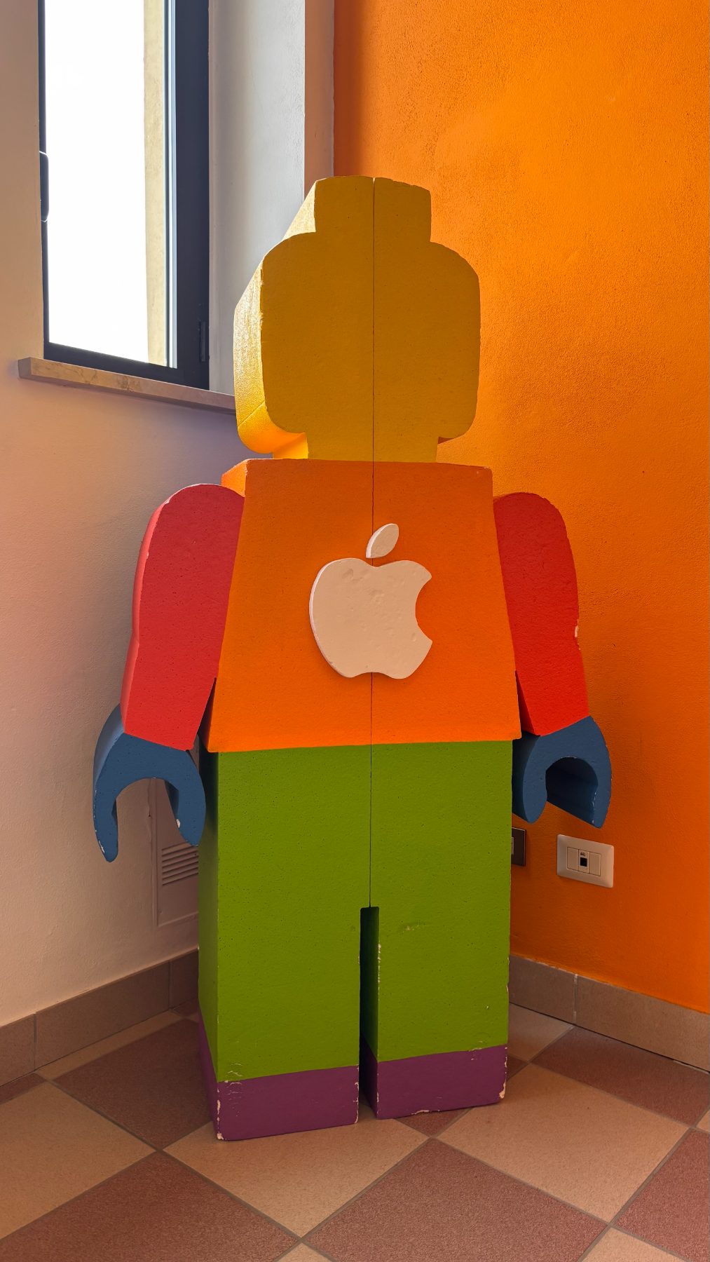 Mascotte LEGO Apple del laboratorio